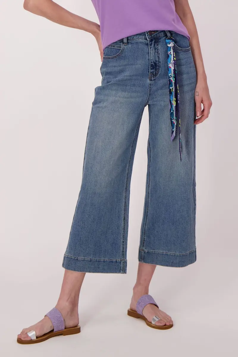 Capri Jeans With Optional Scarf Accent 1